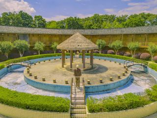 Traveling in Dingnan, here are some recommended places: Hakka Ancient Village and Jiuqu Resort