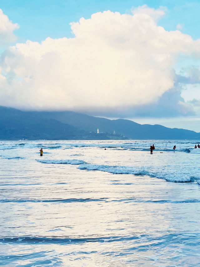 Da Nang East Sea Park: Where the Sky Dances with the Ocean! 🌊☁️