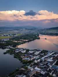 在雲霧與稻香間,邂逅白族風情的溫泉詩畫
