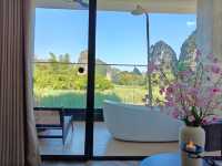 棲於明仕聚寶盆,一窗山水一窗福 推開門,喀斯特的青黛便撞進眼底——「畫山雲野Scenic山水度假