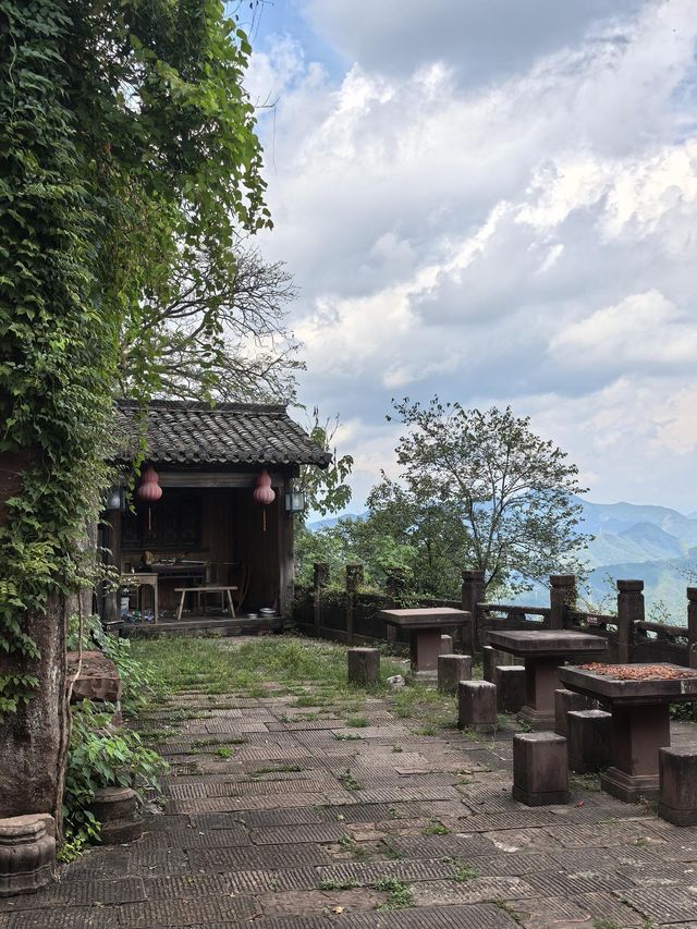 探秘齊雲山絕壁仙境