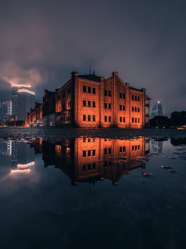 橫濱港未來21|賽博朋克夜雨迷情霓虹與雨滴的絕美交響曲 橫濱港未來21|賽博朋克夜雨迷情霓虹與雨滴的絕美交響曲