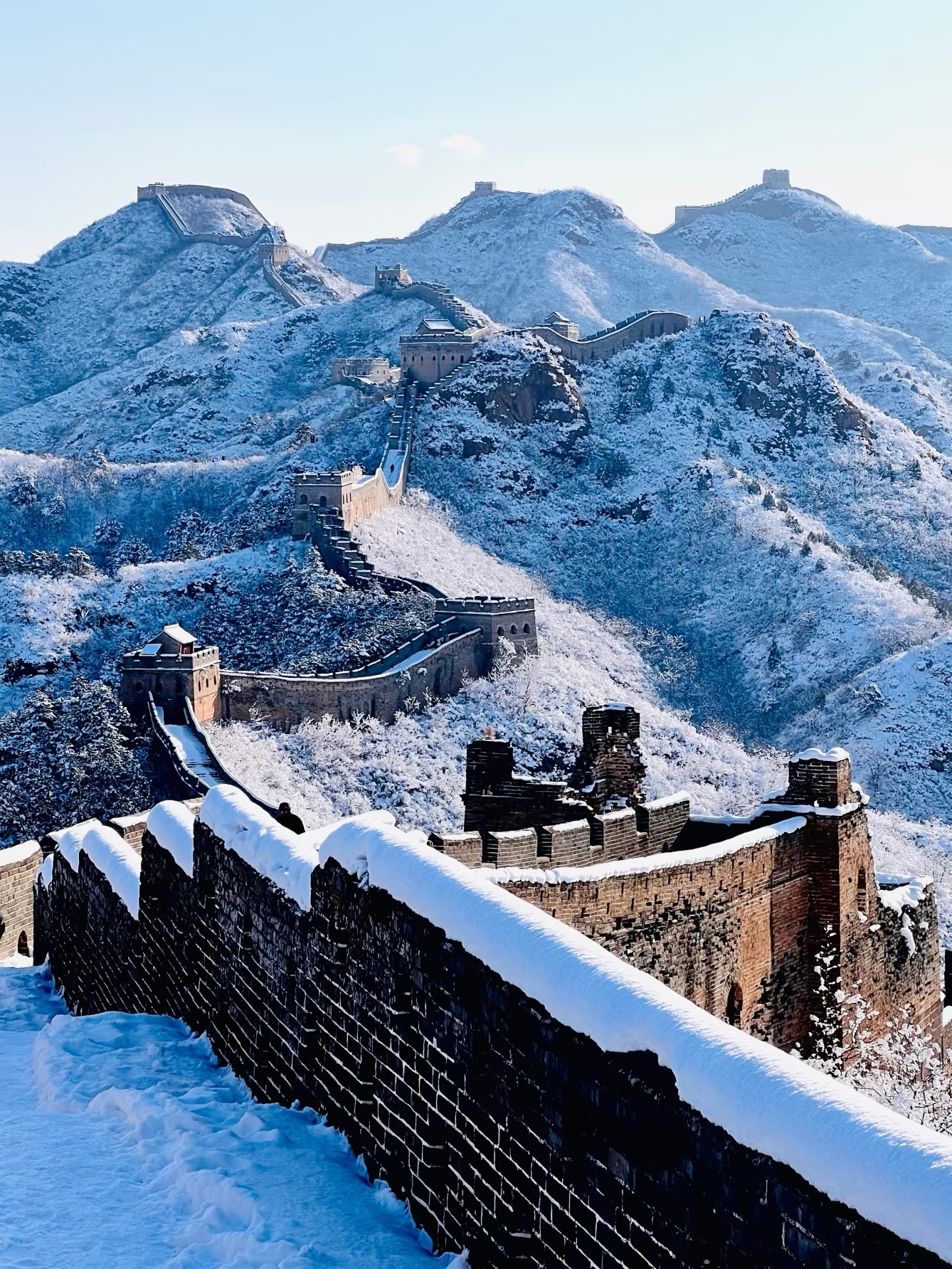 First time in Beijing! One-day Great Wall private car tour guide✨ No crowded buses, no detours, super worry-free

First time climbing the Great Wall in Beijing, I decisively chose a private car tour! It was really, really, really wise! The distance from downtown to Badaling is over 70 kilometers. No need to squeeze into the subway or transfer; the driver picks you up and drops you off directly, avoiding traffic peaks. You can enjoy the day easily and fully, with no pitfalls at all~

📅 Babysitter-level itinerary
⏰7:00 Pick-up: Free pick-up and drop-off within the Fifth Ring Road hotels. We chose a 7-seater business car, very spacious for 4 people, with room for luggage and snacks. The driver has over 5 years of driving experience, smooth ride with no detours.
⏰8:30 Arrive at Badaling: Tickets were booked in advance on the official WeChat of "Badaling Great Wall," just scan your ID to enter, saving time from queuing for tickets.
⏰9:00-12:30 Climb the Great Wall and enjoy the scenery: Recommended the North Great Wall! 12 watchtowers with stunning views, the North 8th Tower is the highest point called "Hero Slope," perfect for photos~ For elders and kids, choose the north cable car line, 8 minutes straight to Hero Slope, enclosed cabins are stable and safe; young people wanting excitement can choose the slide car, an open-track car where you control the speed, super fun going down (age restrictions apply).
⏰12:30 Lunch time: The driver recommended a farmhouse near the scenic area, about 60+ RMB per person to eat until full! Must-try roasted rainbow trout (raised in mountain spring water, tender meat) and chestnut braised pork. Huairou local chestnuts are sweet and soft, paired with pork belly that’s so fragrant you’ll lick the plate.
⏰14:00 Return trip with a stop: Instead of going straight back to the city, we asked the driver to detour to the Bird’s Nest and Water Cube. At dusk, the lights come on, full of tech vibes, perfect for some photos before heading back before the evening rush hour.
⏰16:30 Drop off at hotel: No rush all day, rest in the car whenever tired, perfectly ending the day’s trip~

🚗 Private car must-know tips
✅ Vehicle types: 5-seater sedan, 7-seater business car, also high-end luxury models available, including fuel, tolls, and parking fees, no hidden charges.
✅ Service: Drivers from reputable companies will contact you a day in advance to confirm pick-up time and place, can also help book tickets and recommend food, basically a half-guide.
✅ Flexibility: Departure time is free, you can stay longer at the Great Wall or change the route last minute, much freer than group tours.

💡Traveler pitfall avoidance tips

1. Great Wall tickets must be booked 1 day in advance. During peak season, visitor limit is 65,000 people; no reservation may mean no entry.

2. Wear comfortable sports shoes for climbing, bring enough water and snacks, prices on the Wall are relatively high.

3. Slide car is suitable for young people; elders and kids should prioritize the cable car, which is smooth and bump-free.

4. Don’t trust unlicensed roadside cars; choose private car services from official platforms and sign contracts for better protection.

For the first time climbing the Great Wall in Beijing, private car tours are truly the best choice! No time wasted on transportation, all energy can be focused on enjoying the scenery, the driver avoids congested roads, and the recommended farmhouse dishes are super authentic~

       Beijing·China