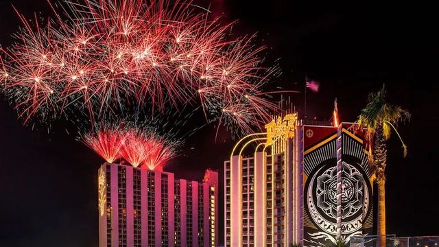 拉斯維加斯市中心跨年夜秀：無人機與現場表演者聯袂登場