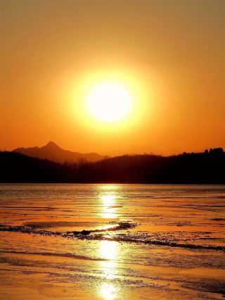 Winter Sunset at Yishui Lake, Gentle Light and Shadows Healing the Winter Soul