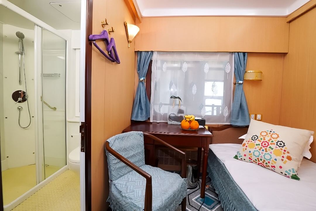 The Tianshan Express Sets Sail for a Comfortable Tour of