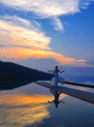 I found the "Sky Mirror" in Xishuangbanna, a secluded mountain retreat.