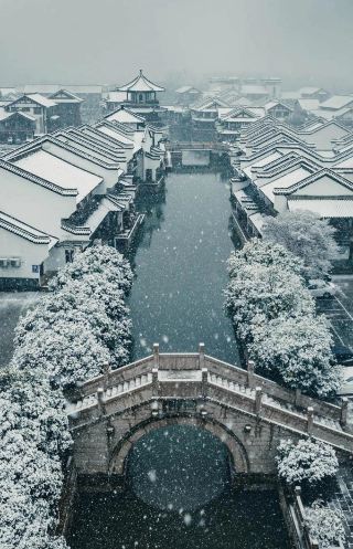心一旦開啟旅遊這扇窗,便迎進了一股清新而自由的气息。風從窗外涌入,帶著遠方的呼唤,引誘著心踏上這未知的旅途。心像一隻渴望自由的獸,在這股气息的誘惑下,毅然決然地奔向了外面的世界。沿途,那綠意盎然的田野,是大地獻給心靈的禮物,讓心在這無邊的綠意中感受到了生命的歡歌。偶然遇到的一群羊,在牧羊人的吆喝下,悠然自得地前行,心在這和谐的畫面中,感受到了生活的宁静与美好。和牧羊人簡單交談,聽他講述著放羊的生活,心在這平凡的故事中,体会到了生活的質樸与真实。旅遊,讓心在平凡中發現不平凡,在简单中感受深刻。
#新年好去處2026#travel2026