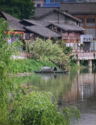 Shishi Ancient Town Scenic Area is located in Fushun County, Zigong City, Sichuan Province. Formerly known as "Shizitan" (Lion Beach), it gets its name from its lion-like shape. Historically, it was situated along the "Zigong-Dengguan-Tuojiang-Yangtze River" route.