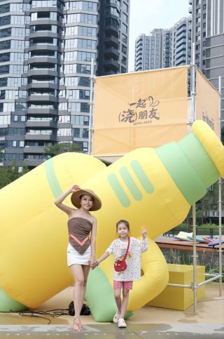 The right way to spend summer in Chengdu | A neighborhood water party at Luhu