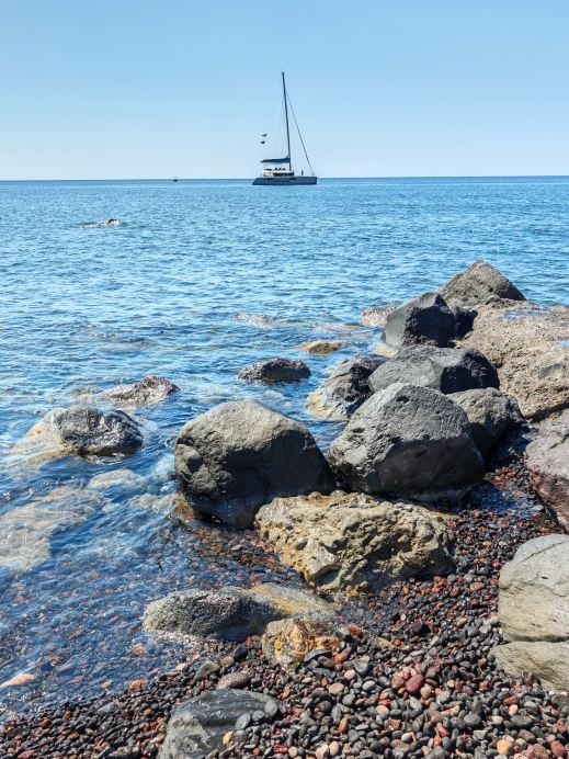 紅の砂浜の地質の驚異と海の美しさ | Trip.com サントリーニ