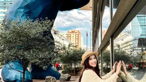 This giant blue bear in downtown Denver is truly memorable — traveler post in Denver