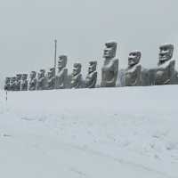激レア！雪の中のモアイ像