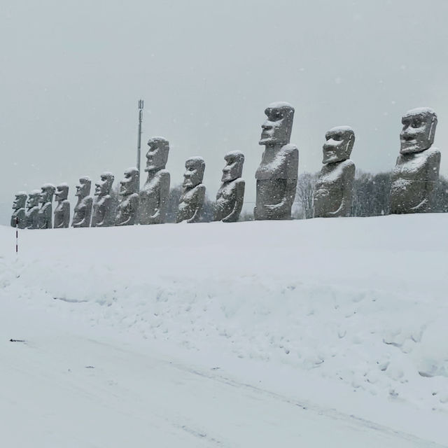 激レア！雪の中のモアイ像