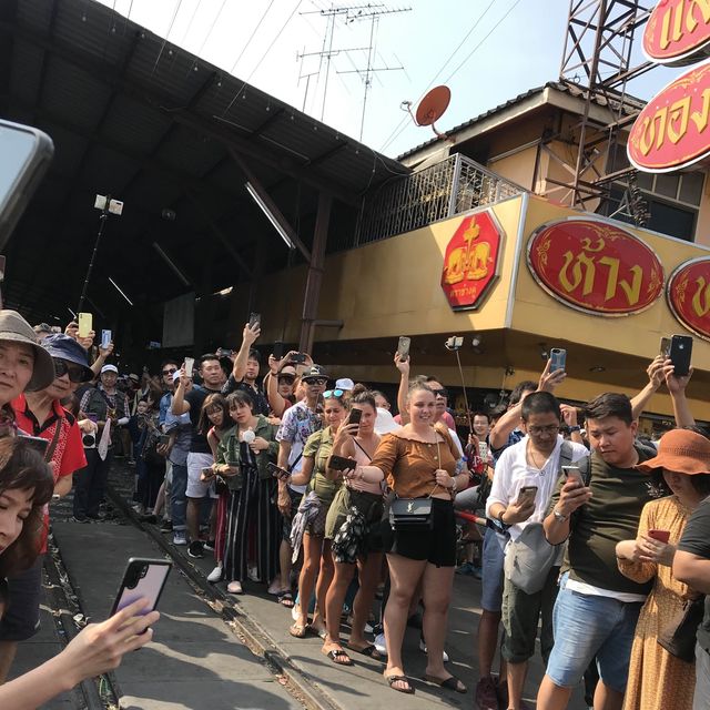 曼谷旅遊景點推薦 ❣️ 美功鐵道市場（Maeklong Railway Market 