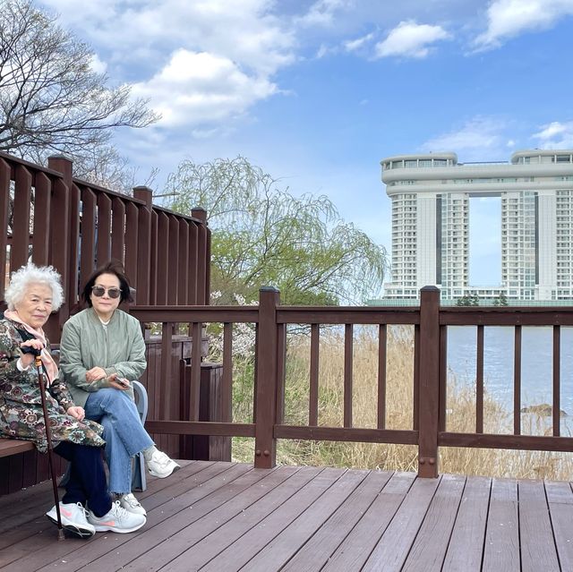 홍장과 박신의 사랑이야기가 담겨있는 경포호