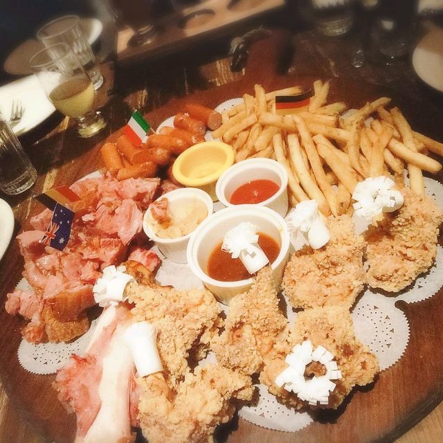 金色三麥🍺🍻大杯蜂蜜啤酒配海鮮與炸物好歡樂