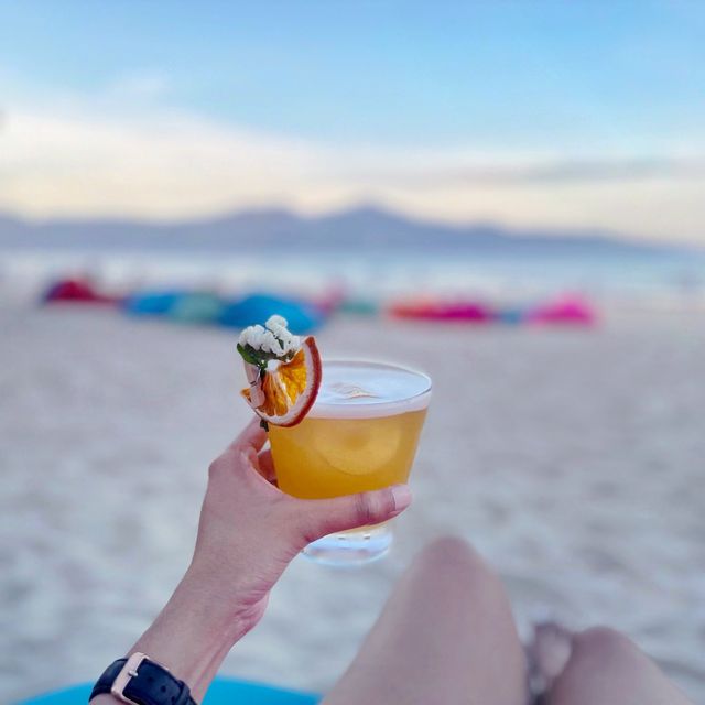 A pop of color on the beach 🌈✨ 