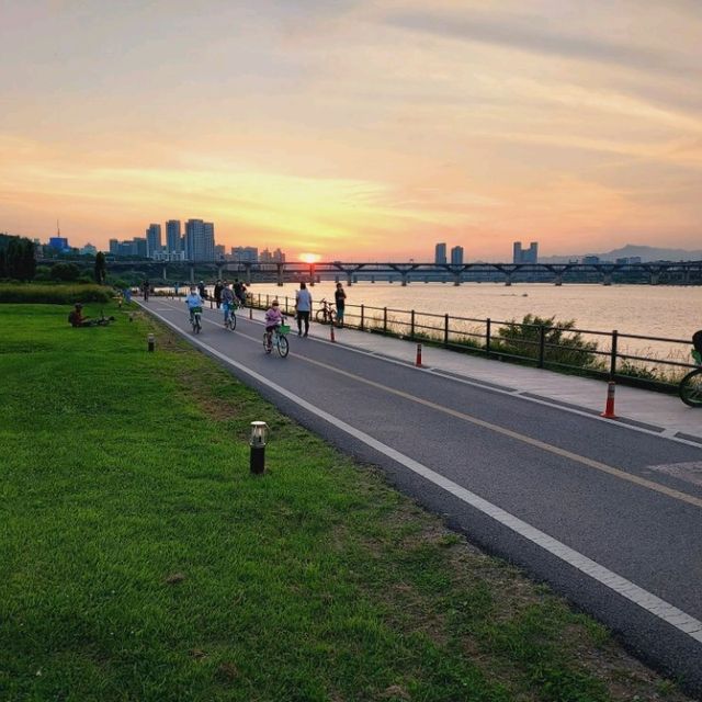 Miraculous sunset at Jamsil Hangang Park