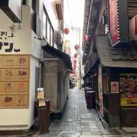 お初天神の道中に突如現れる路地！見落としそうなお初天神裏参道！石畳の参道脇に並ぶ飲食店街！ディープ大阪なスポット