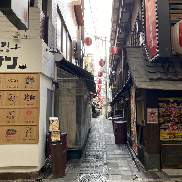 お初天神の道中に突如現れる路地！見落としそうなお初天神裏参道！石畳の参道脇に並ぶ飲食店街！ディープ大阪なスポット