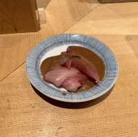【東京】開店前から長蛇の列が出来る、宝石箱の様に美しく絶品海鮮丼「つじ半」
