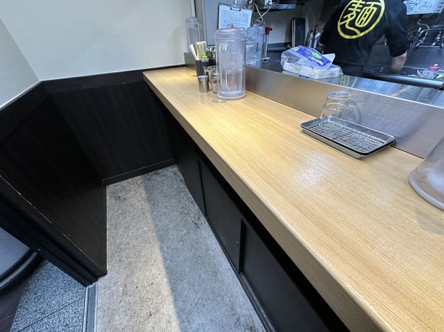 福岡・博多。博多駅のホームでラーメンが食べられる『まるうまラーメン ぷらっと博多No.1』