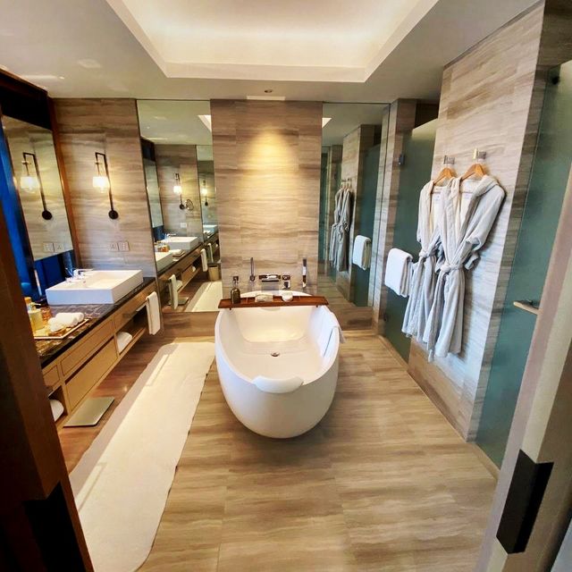 Luxury Hotel amid Bangkok's Chao Phraya