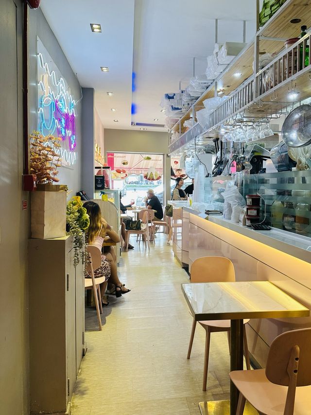 pinky-themed🍧🧁🍨instagrammable cafe…