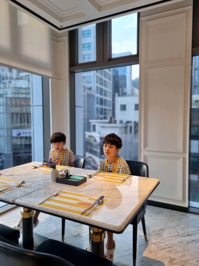 프렌치 시크한 분위기의 럭셔리 조식당