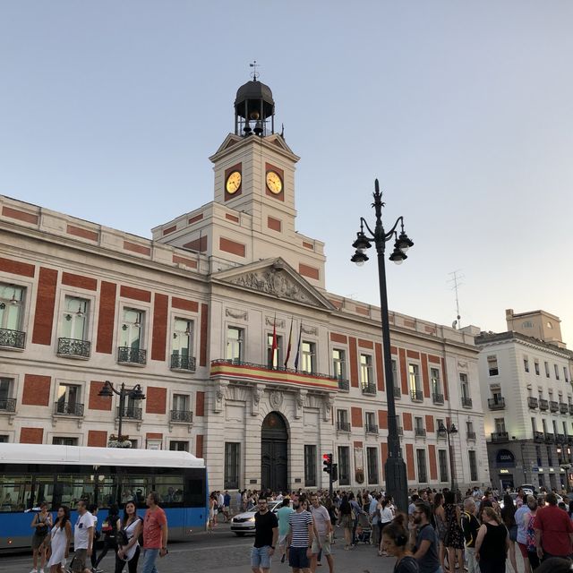 태양의 문 시계탑으로 유명한 푸에르타 델 솔 광장☀️