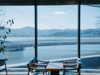 Кафе-пекарня Asan Constant, где можно в полной мере насладиться видом на озеро Синджонхо.