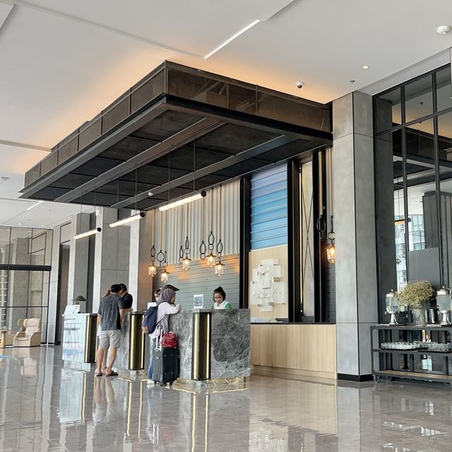 เดินทางสะดวก พักที่ Holiday Inn & Suites Sriracha