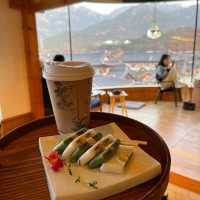 韓國恩平韓屋村宏偉壯觀的山景色搭配的人氣 Cafe🤩