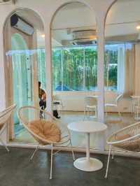 ซัมเมอร์ เฮ้าส์ พัทยา คาเฟ่สุดมินิมอลริมหาดจอมเทียน