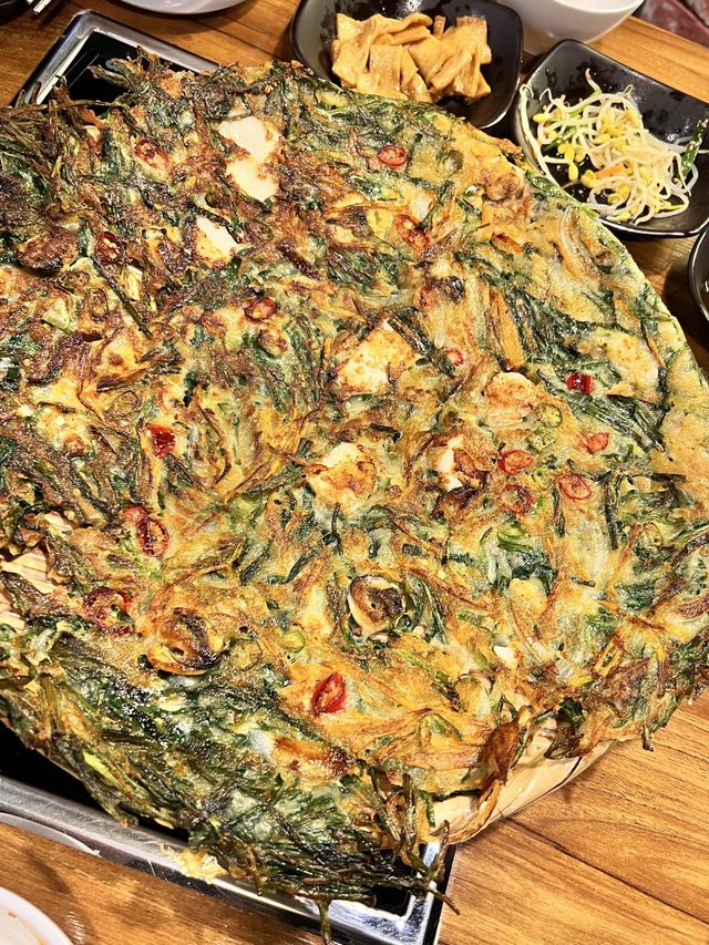 〖 ソウル・明洞〗絶品！巨大チヂミ✨マッコリと食べると最高です！