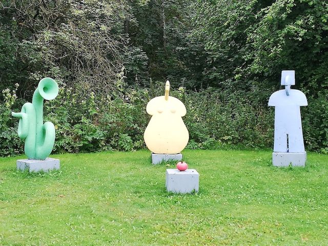 「2024奧登塞必遊景點！Hollufgård slotspark：藝術與自然的和諧之地」