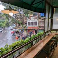 越南河內-邊喝咖啡邊欣賞老城區的街景風情：KAFA Café