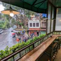 越南河內-邊喝咖啡邊欣賞老城區的街景風情：KAFA Café