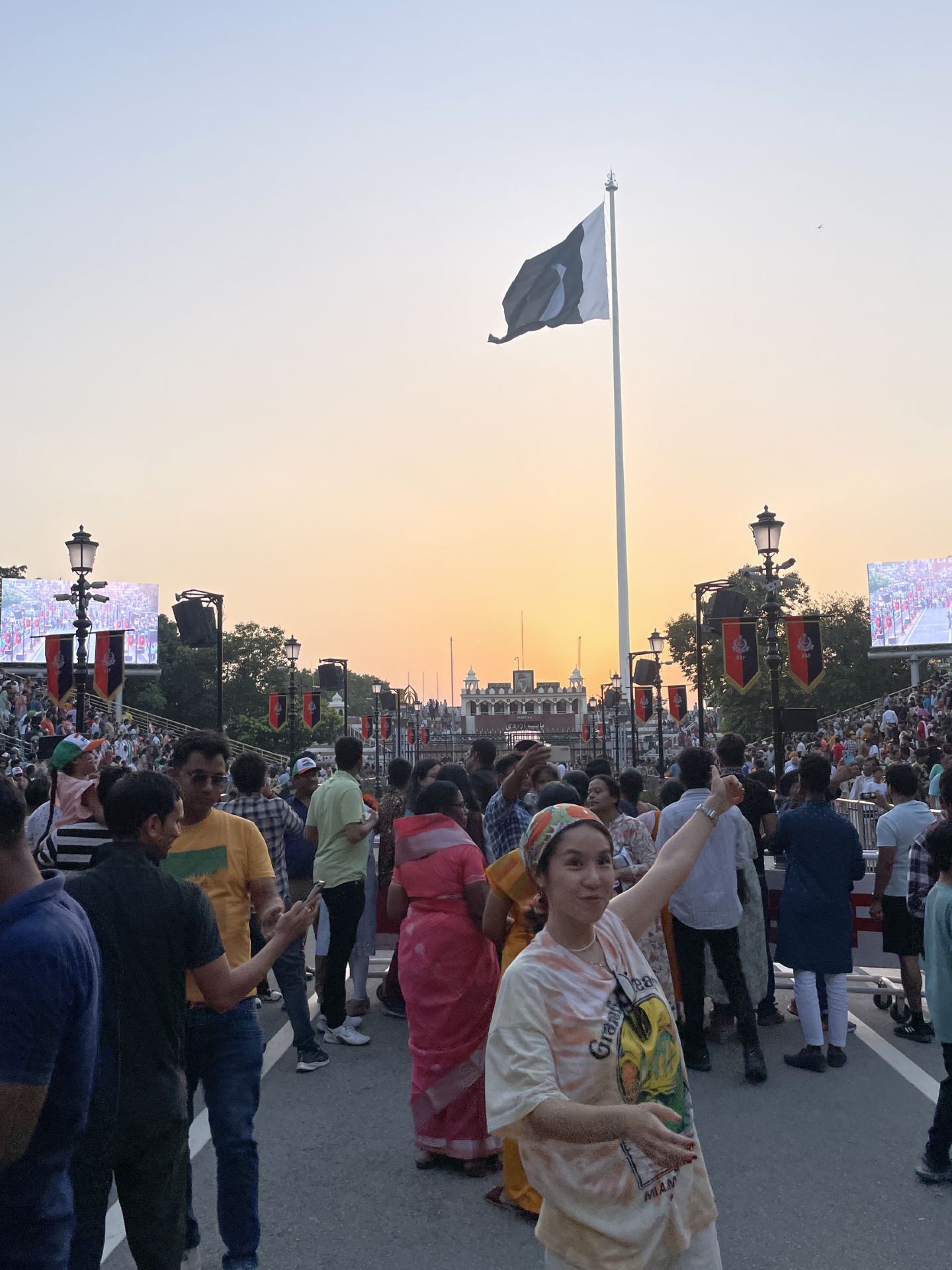 Quy mô của lễ hạ cờ Ấn Độ-Pakistan thật tuyệt vời