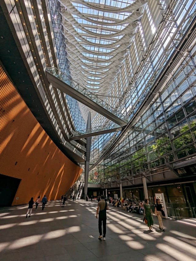 日本東京-巨大的玻璃帷幕飛船：東京國際論壇大樓
