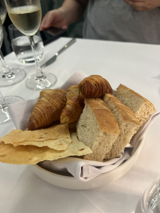 煤氣路燈旁的意法浪漫💕餐館