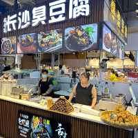 解放碑周邊的 八一美食廣場。必須來吃的小吃街