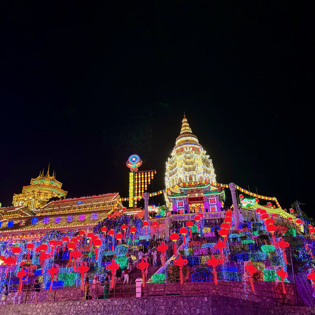 mesmerizing lights display at kek lok si penang
