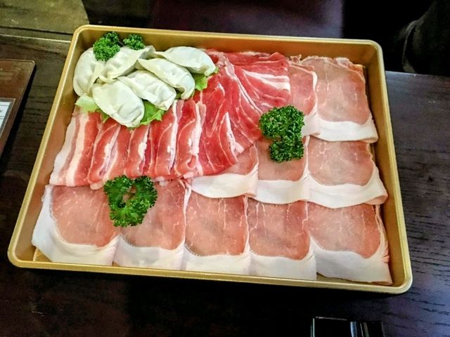 日本沖繩-山林老宅中品嚐阿古豬料理：百年古家大家