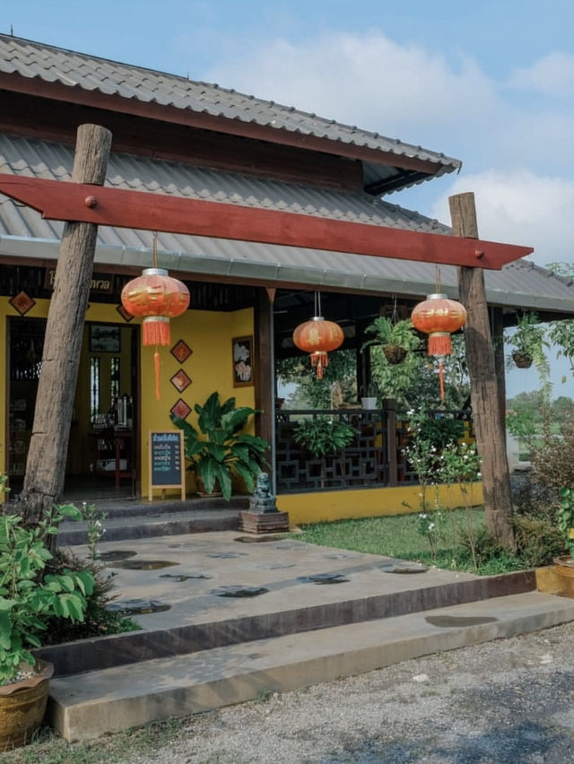 โรงหมี่หอมหวล 🍜 ร้านบะหมี่รสชาติดีริมชายทุ่ง 