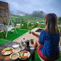 ที่พักบนแม่แตง วิวทิวเขา และสายหมอก