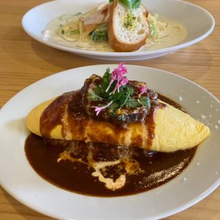 滑嫩蛋包覆蓋牛舌紅酒燉牛肉醬歐姆蛋包飯