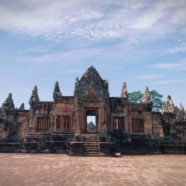 2สถานที่ท่องเที่ยวปราสาทเมืองต่ำ-ปราสาทเขาพนมรุ่ง