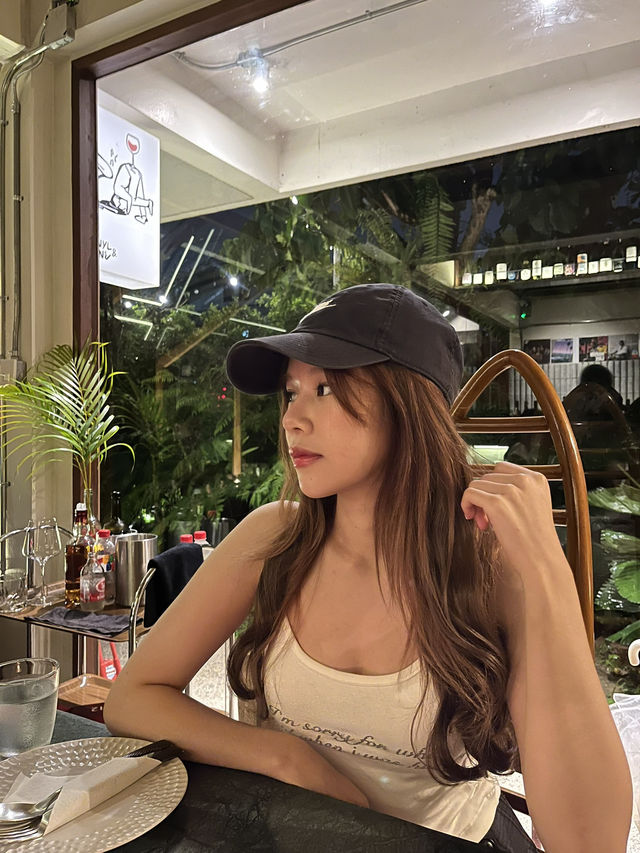 Vinyl & Wine คาเฟ่/บาร์ลับใจกลางเมืองเชียงราย